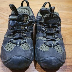 Boys Keen Shoes like new size US 10 (little kid)